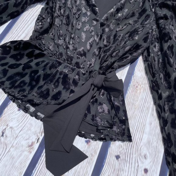 EXPRESS Metallic Leopard Wrap Front Bow Top Small - Picture 5 of 10